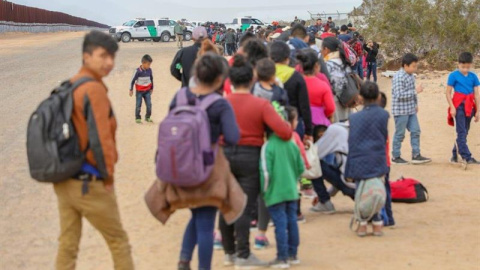 Fotografía divulgada este viernes por la Oficina de Aduanas y Protección Fronteriza (CBP) de Arizona en donde se observa a unos de los 376 migrantes indocumentados, provenientes mayormente de Centroamérica, que fueron arrestados a principio