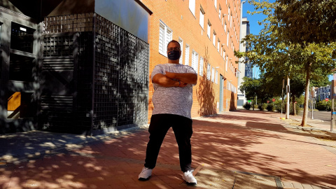 Emilio Antón, en la fachada de su edificio en el Ensanche de Vallecas de Madrid.