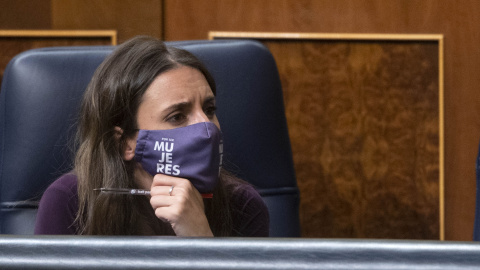 a ministra de Igualdad, Irene Montero, en una sesión plenaria en el Congreso de los Diputados, a 14 de octubre de 2021