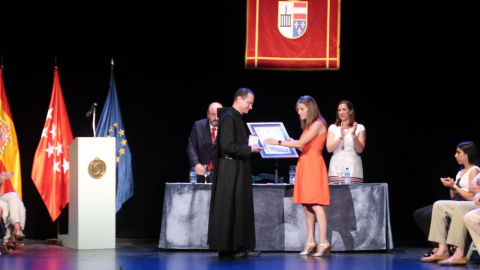 La alcaldesa de San Lorenzo del Escorial entrega la medalla al Prior del Valle de los Caídos. AYUNTAMIENTO SAN LORENZO DEL ESCORIAL