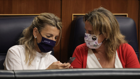 La vicepresidenta segunda del Gobierno y ministra de Trabajo, Yolanda Díaz (i), y la ministra de Transición Ecológica, Teresa Ribera (d).