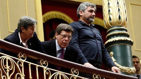 Juan Carlos Quer y Juan José Cortés, padres de Diana Quer y Mari Luz Cortés respectivamente, junto a la presidenta de la Asociación Clara Campoamor, Blanca Estrella, durante el pleno del Congreso que debate la derogación de la prisión perma