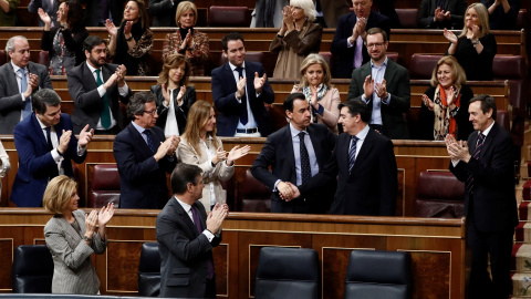 La bancada popular aplaude al Portavoz adjunto y secretario general del Grupo Parlamentario Popular, José Antonio Bermúdez de Castro, tras su intervención en el debate sobre la derogación  de la prisión permanente revisable. EFE/Mariscal