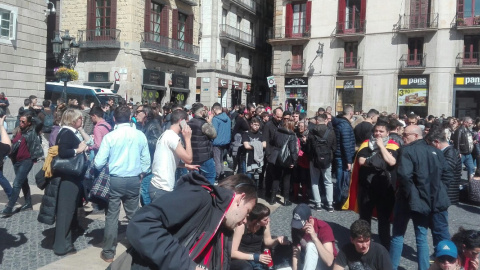 La plaça de Sant Jaume, al voltant de la una del migdia, després que la CUP i els CDR hi hagin convocat una concentració de protesta pels escorcolls al Palau de la Generalitat.