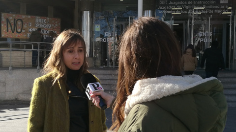 La directora de 'Público', Ana Pardo de Vera, atiende a 'Público TV' antes de entrar a declarar en los juzgados de plaza de Castilla./FERNANDO SÁNCHEZ