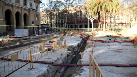 Restes de les antigues Casernes de Drassanes al pati d'armes