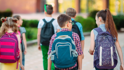 Entre el 40 y el 69 % de los adolescentes entre los 13 y los 15 años sufren dolor de espalda. / Adobe Foto Stock