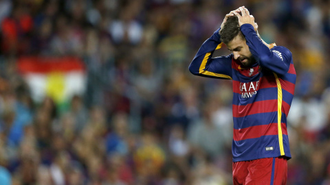 El defensa del FC Barcelona Gerard Piqué se lamenta de una ocasión perdida durante el partido frente al Athletic Club de vuelta de la final de la Supercopa de España que se juega hoy en el Camp Nou de Barcelona. EFE/Alejandro García