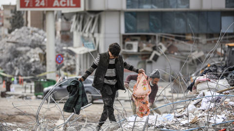 Un hombre camina sobre los escombros de uno de los 6.000 edificios que derrumbaron los terremotos de Turquía en febrero de 2023.