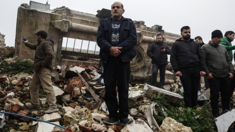 Un grupo de personas espera a los servicios de atención a las víctimas de terremotos en Hatay (Turquía) a 6 de febrero de 2024.