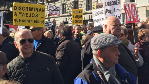 Centenares de jubilados toman la puerta del Congreso al grito de "menos ladrones y más pensiones". @MartaNebot