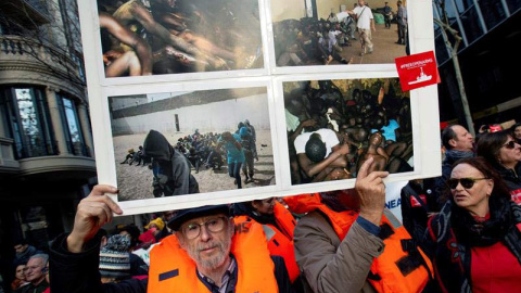 Voluntarios de la ONG Pro Activa Open Arms, durante la manifestación celebrada esta tarde por las calles del centro de Barcelona. (EFE)