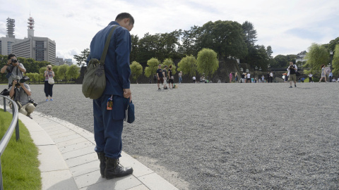 Un hombre inclina su cabeza cerca del Palacio Imperial mientras escucha el mensaje del emperador japonés Akihito en el que ha expresado su deseo de abdicar REUTERS/ Kyodo