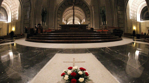 Foto de archivo de la sepultura del dictador Francisco Franco en el Interior de la Basílica de la Santa Cruz del Valle de Los Caídos.. EFE/Javier Lizón