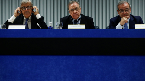 El presidente de ACS, Florentino Pérez (c); el consejero delegado de Atlantia, Giovanni Castelluci (i), y el presidente de Hochtief, Marcelino Fernández Verdes (d), en  la rueda de prensa para explicar los detalles de su oferta conjunta por