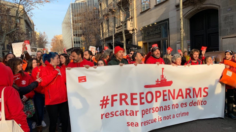 Manifestants de l'organització Open Arms exigeixen que es posi fi a la retenció a Barcelona del seu vaixell. PÚBLIC