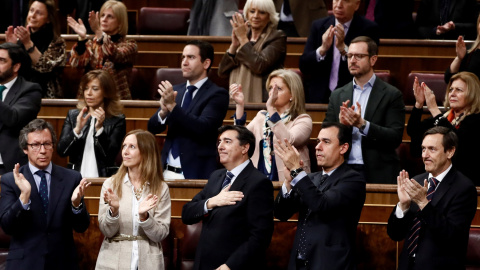 La bancada popular aplaude la presencia en el hemiciclo de Juan Carlos Quer, Juan José Cortés, padres de Diana Quer y Mari Luz Cortés respectivamente, y la presidenta de la Asociación Clara Campoamor, Blanca Estrella, durante el pleno del C