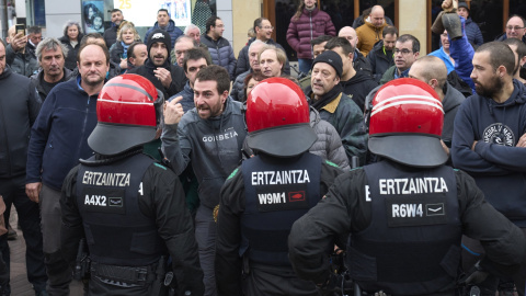 Algo más de un centenar de agricultores y ganaderos se han concentrado este jueves frente al Parlamento Vasco, que celebra pleno, en el tercer día de movilizaciones en defensa de sus reivindicaciones.