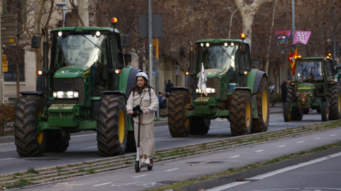 Decenas de agricultores con sus tractores transitan por las calles de Barcelona continúan esta mañana en la Ciudad y se dirigen al Parlament.