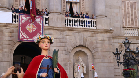 La gegantona Laia a la plaça de Sant Jaume amb l'alcaldessa i els regidors al balcó per les festes de Santa Eulàlia