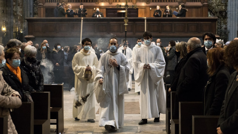 Imagen de archivo de tres eclesiásticos en la Catedral de Girona, a 4 de abril de 2022.