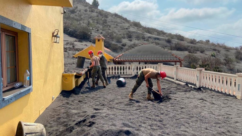 Efectivos del Ejército de Tierra durante las tareas de retirada de cenizas de tejados y azoteas en La Palma.