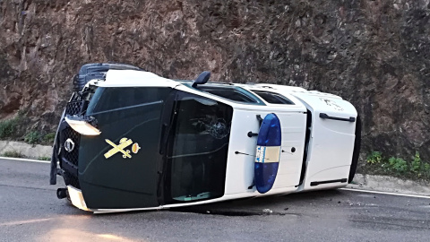 Un tododoterreno de la Guardia Civil del operativo de rescate de Julen, el niño de 2 años que cayó a un pozo en Totalán (Málaga), ha volcado hoy en la carretera de acceso a la localidad, aunque aparentemente sus dos ocupantes no han sufrido