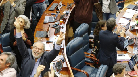 Los diputados de Podemos en la Asamblea celebran el error de Cristina Cifuentes. EFE/J.P. Gandú