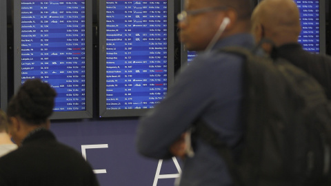 Un monitor informativo en el aeropuerto de Atlanta (Georgia, EEUU) muestra los vuelos cuya salida ha sufrido retrasos por la avería en el sistema informático de la aerolínea Delta. REUTERS/Tami Chappell