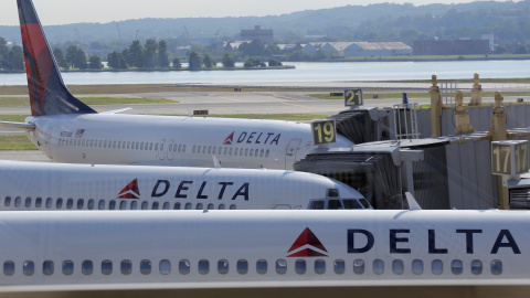 Varios aviones de la aerolínea estadounidense Delta en el aeropuerto Schiphol, en el Aeropuerto Nacional Ronald Reagan, de Washington. REUTERS/Joshua Roberts