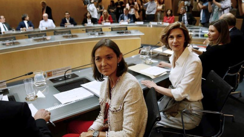 La ministra de Turismo en funciones, Reyes Maroto (i), junto a la Secretaria de Estado de Turismo, Isabel Oliver (d), se reúne este martes en el Ministerio de Industria con los consejeros de Turismo de Canarias, Baleares, Valencia, Cataluña