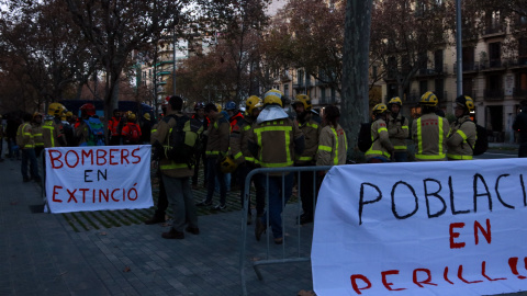 Protesta dels Bombers per l'excés d'hores d'extra que fan. LAURA FÍGULS