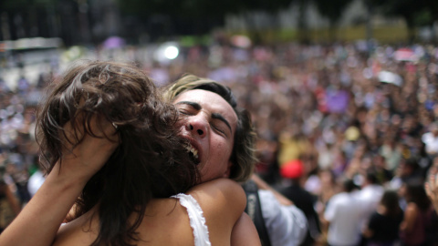 Centenares de personas a las puertas de las Cámara Municipal de Río de Janeiro para asistir al funeral de la concejala brasileña Marielle Franco. EFE