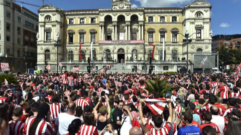 Miles de personas abarrotan la explanada del Ayuntamiento de Bilbao y sus aledaños para homenajear al Athletic Club con motivo de la Supercopa conquistada por el equipo rojiblanco ayer en el Camp Nou frente al FC Barcelona. EFE/Miguel Toña