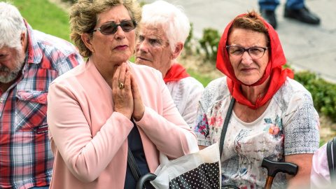 Mujeres participantes en una de las concentraciones del movimiento de pensionistas de Bizkaia ante el Ayuntamiento de Bilbao para reclamar "unas pensiones dignas". EFE/JAVIER ZORRILLA