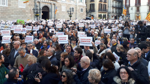 Concentració a la Plaça de Sant Jaume de Barcelona, en protesta pels escorcolls al Palau de la Generalitat i a la seu d'Òmnium, aquest dijous. Òmnium Cultural.