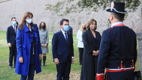 El president Pere Aragonès acompanyat de Laura Borràs i Ada Colau en l'ofrena a Companys al castell de Montjuïc.