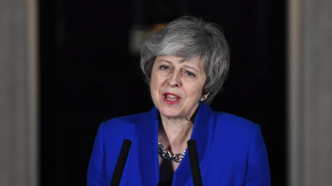 La primera ministra británica, la conservadora Theresa May, ofrece hoy una comparecencia frente a su residencia oficial de Downing Street, en Londres (Reino Unido). May pidió hoy al resto de fuerzas políticas que antepongan el "interés naci