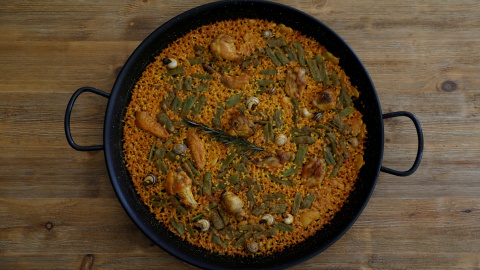 Un arroz en paella tradicional cocinado por la chef María Muñoz en su escuela de cocina Cocinea en Madrid. REUTERS/Susana Vera