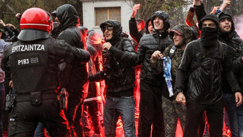 Los aficionados ultras del Olympique de Marsella en las inmediaciones del estadio de San Mamés antes del partido del partido de vuelta de octavos de final de la Liga Europa que el Athletic de Bilbao y Olympique de Marsella disputan hoy. EFE