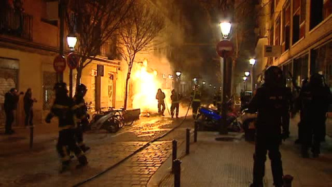 Al menos 6 detenidos y 20 heridos, 10 de ellos policÃ­as, tras la muerte de un mantero en LavapiÃ©s