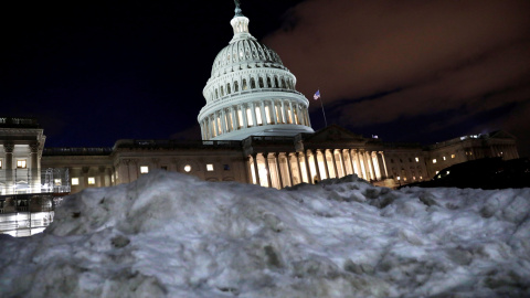 El capitolio de Washington es visto en segundo plano, tras un monticulo de nieve. REUTERS/Yuri Gripas