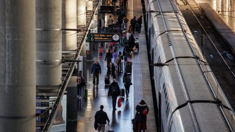 Varias personas caminan por la estación de tren de Atocha, en Madrid, a 22 de diciembre de 2023.