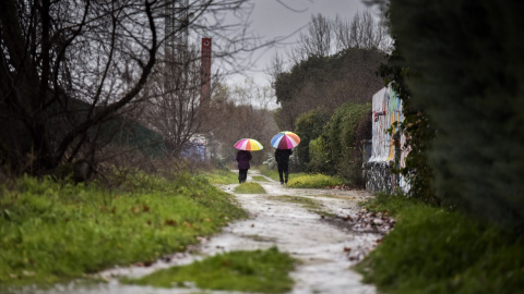 Una pareja camina por la sierra norte de Madrid, a 19 de enero de 2024.