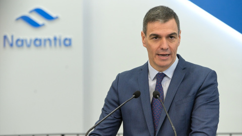 Pedro Sánchez interviene durante su visita a las instalaciones del astillero de Navantia, a 24 de enero de 2024, en Ferrol.