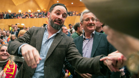 El presidente de Vox, Santiago Abascal  y el fundador del partido, Jose Antonio Ortega Lara, saludan a simpatizantes en el Auditorio de Zaragoza - EFE/Javier Cebollada