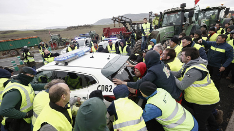 8/2/24 - Agricultores mueven coches de la Guardia Civil para acceder a Pamplona este jueves.