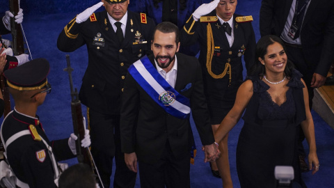 El Presidente de El Salvador, Nayib Bukele, abandona la sesión plenaria de la Asamblea Legislativa con su pareja, Gabriela de Bukele.