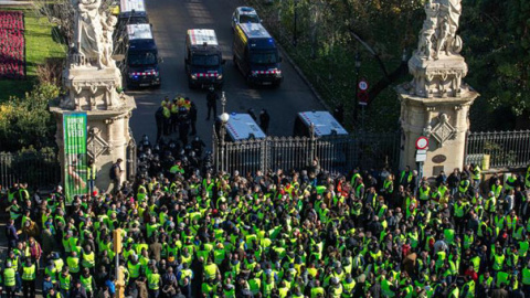 Protesta de los taxistas de Barcelona, en huelga contra Uber y Cabify. / EFE