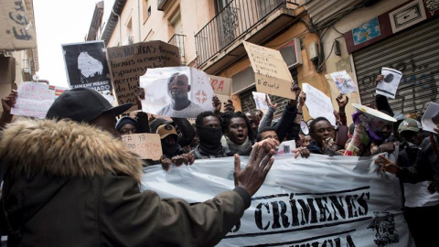 Concentración en la plaza de Nelson Mandela, en el barrio madrileño de Lavapiés, para protestar por la muerte del mantero senegalés Mmame Mbage. EFE/Luca Piergiovanni